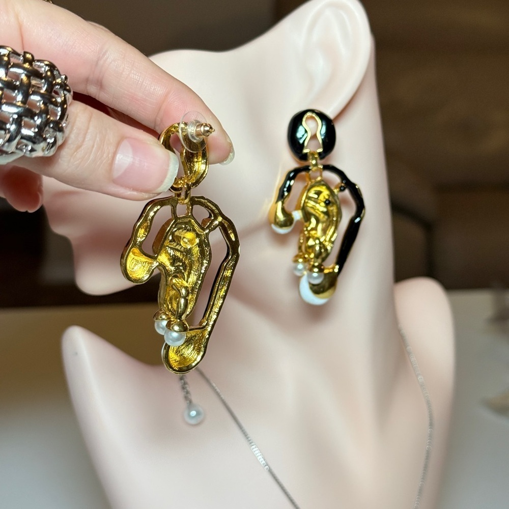 ⚜️ Elegant Gold and Black Earrings with Pearl Accents - Picture 6 of 12